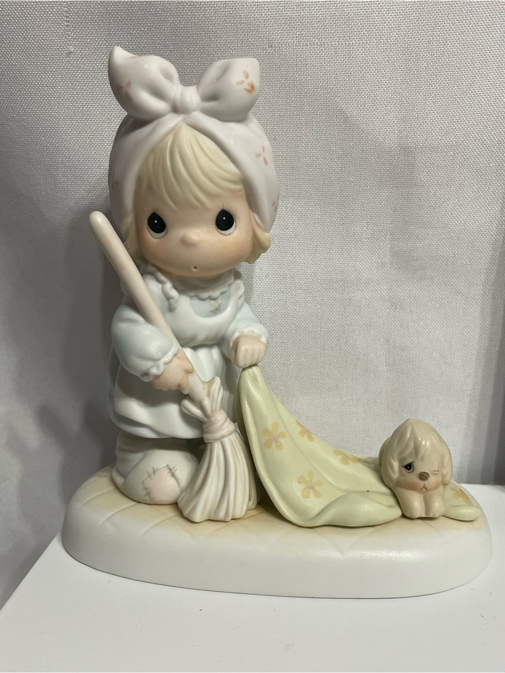Vintage Precious Moments Sweep All Your Worries Away porcelain figurine 1989 (mo